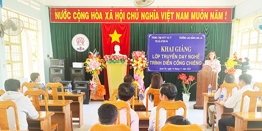 Quang cảnh buổi khai giảng. Ảnh: Nguyễn Sang Quang cảnh buổi khai giảng lớp truyền dạy Nghề trình diễn cồng chiêng. Ảnh: Nguyễn Sang