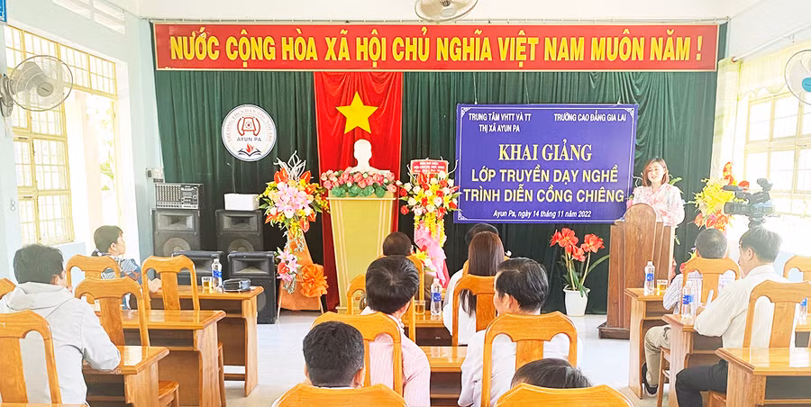  Quang cảnh buổi khai giảng lớp truyền dạy Nghề trình diễn cồng chiêng. Ảnh: Nguyễn Sang 