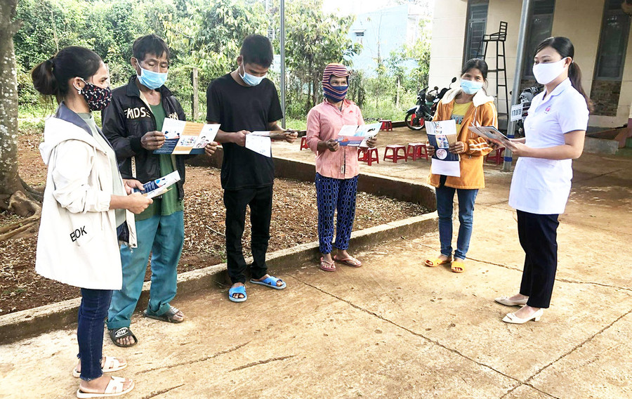  Cán bộ xã Ia Kly (huyện Chư Prông) tuyên truyền cho người dân về xây dựng gia đình văn hóa, gia đình không có bạo lực. Ảnh: Đinh Yến