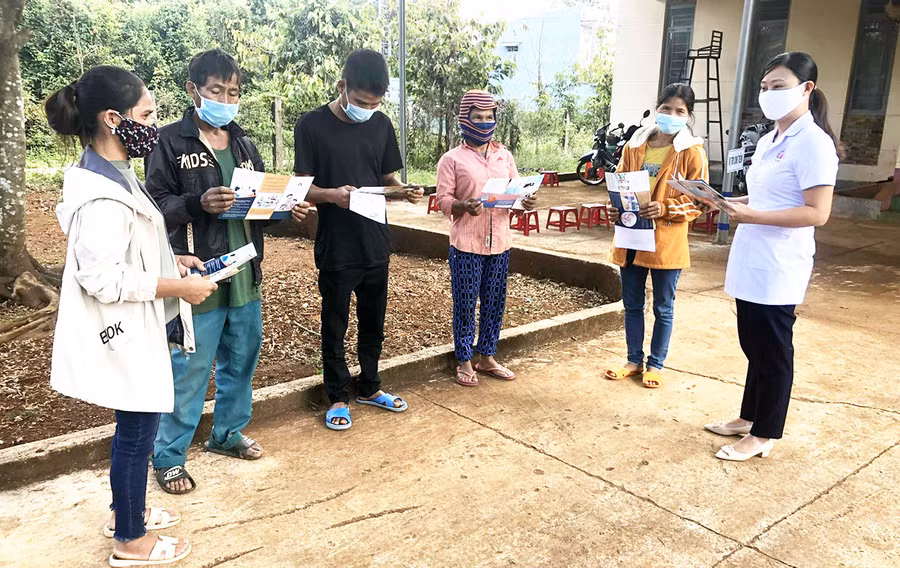 Cán bộ xã Ia Kly (huyện Chư Prông) tuyên truyền cho người dân về xây dựng gia đình văn hóa, gia đình không có bạo lực. Ảnh: Đinh Yến Cán bộ xã Ia Kly (huyện Chư Prông) tuyên truyền cho người dân về xây dựng gia đình văn hóa, gia đình không có bạo lực. Ảnh: Đinh Yến