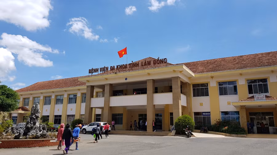 BVĐK Lâm Đồng đang điều trị cho nhóm người hái cà phê nhập viện sau khi uống rượu. Ảnh: Lâm Viên