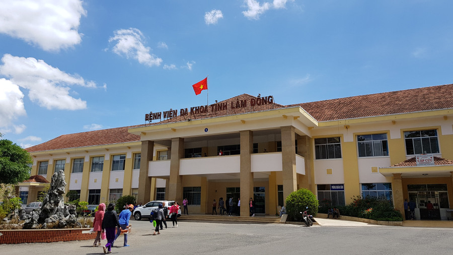 BVĐK Lâm Đồng đang điều trị cho nhóm người hái cà phê nhập viện sau khi uống rượu. Ảnh: Lâm Viên