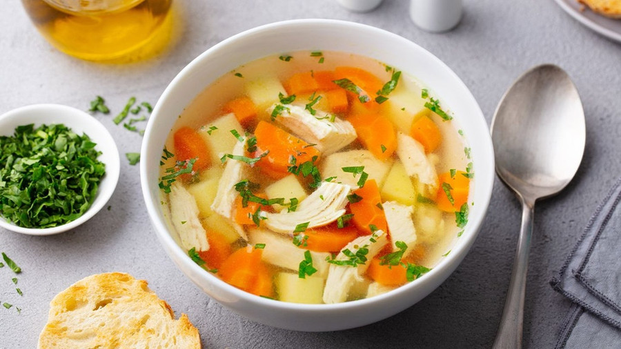 Nghiên cứu cho thấy các thành phần trong súp gà kết hợp với nhau có thể làm giảm viêm và hỗ trợ hệ thống miễn dịch nên chống lại nhiễm cúm. Ảnh: Shutterstock