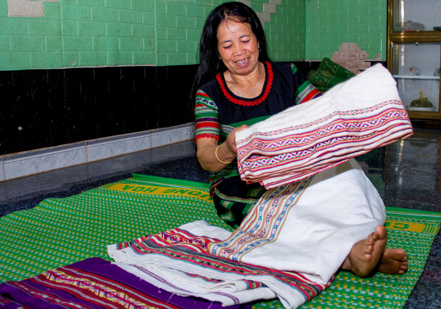 Nghệ nhân Y Nía dệt thổ cẩm rất đẹp. Ảnh: H.T