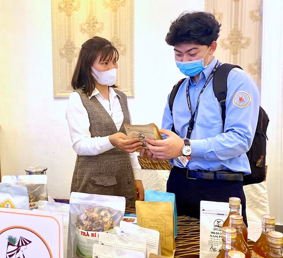  Các sản phẩm OCOP trưng bày tại sự kiện “Sở hữu trí tuệ-Khởi nghiệp đổi mới sáng tạo” trên địa bàn tỉnh năm 2022. Ảnh: Lê Đại