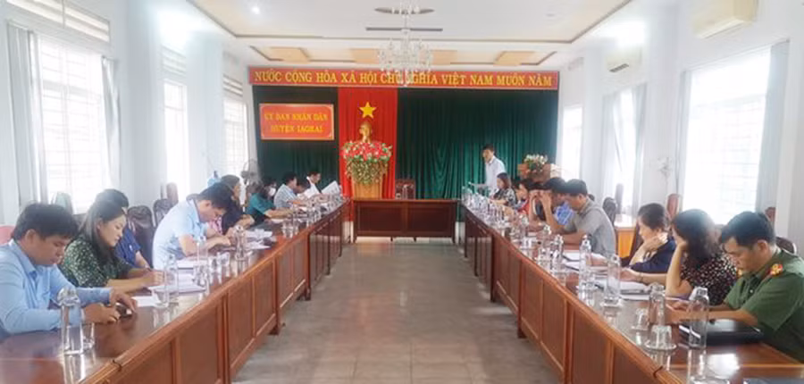  Đoàn kiểm tra của Hội đồng phối hợp phổ biến, giáo dục pháp luật tỉnh kiểm tra công tác phổ biến, giáo dục pháp luật tại huyện Ia Grai (ảnh Sở Tư pháp cung cấp).