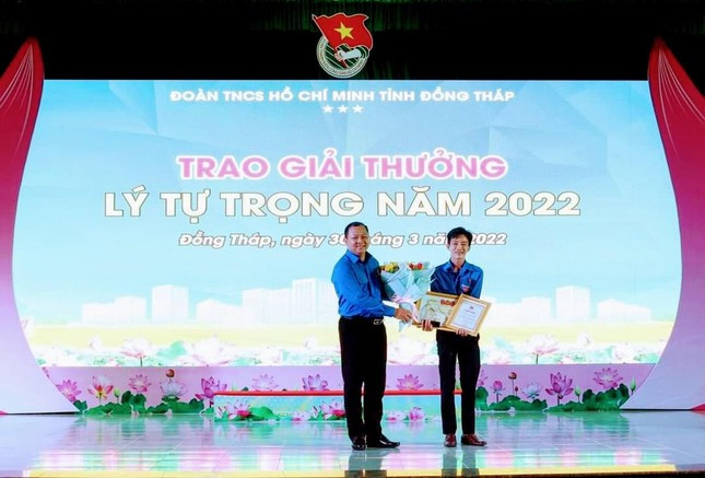 Thầy Nguyễn Minh Nguyên – Giáo viên, Bí thư Đoàn trường THCS-THPT Tân Mỹ, huyện Thanh Bình, tỉnh Đồng Tháp (bên phải).