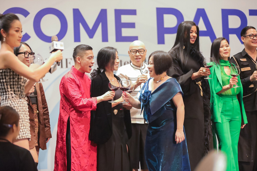 Tối nay, 24.11, 4 show diễn của các NTK nổi tiếng gồm: Hoàng Minh Hà, Adrian Anh Tuấn, Đức Hùng, thương hiệu thời trang của Ý - Paul & Shark sẽ trình diễn mở màn, để khai mạc Tuần lễ Thời trang Quốc tế VN với nhiều hoạt động kéo dài đến 27.11 tại Hà Nội. Ảnh: MULTI