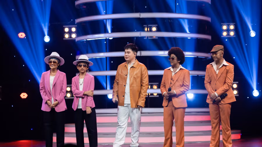 Đội Thái Bình - Nam Phong (trái) và đội Quốc Bảo - Sỹ Luân cùng hóa thân thành ca sĩ Bruno Mars. Ảnh: BTC