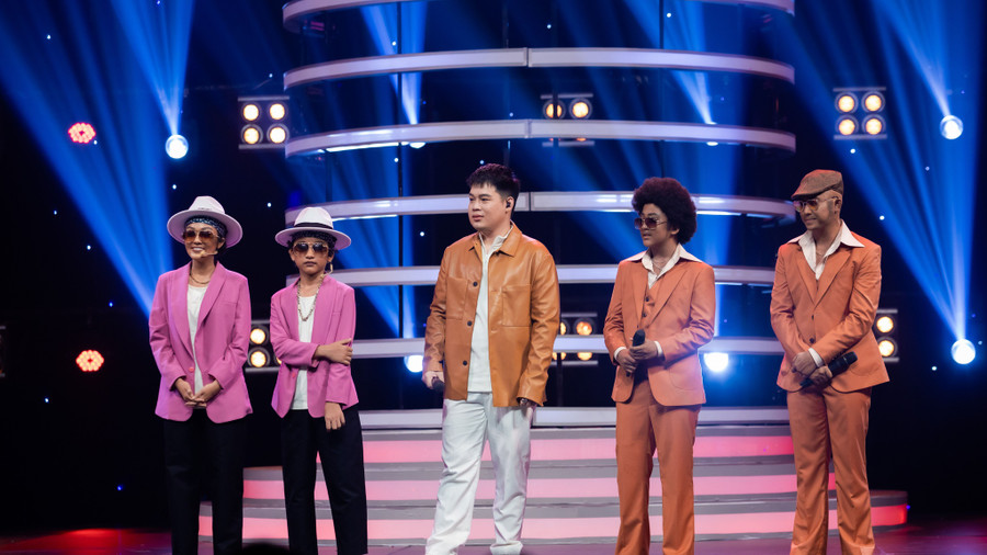 Đội Thái Bình - Nam Phong (trái) và đội Quốc Bảo - Sỹ Luân cùng hóa thân thành ca sĩ Bruno Mars. Ảnh: BTC