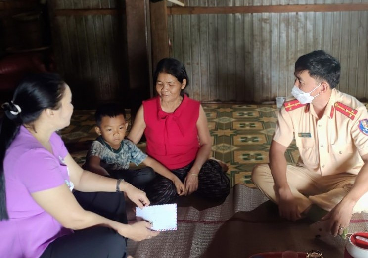 Đại diện Hội LHPN huyện Đức Cơ và Ban An toàn giao thông huyện trao quà hỗ trợ hội viên phụ nữ có chồng và con bị tai nạn giao thông. Ảnh: Thanh Tịnh Đại diện Hội Liên hiệp phụ nữ huyện Đức Cơ và Ban An toàn giao thông huyện trao quà hỗ trợ hội viên phụ nữ có chồng và con bị tai nạn giao thông. Ảnh.Thanh Tịnh