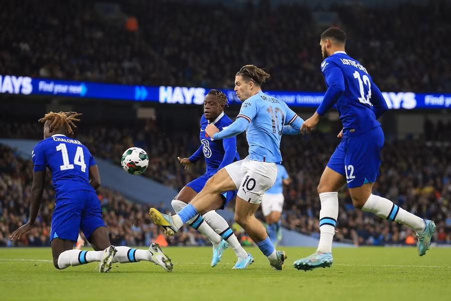 Chelsea (áo xanh đậm) bị loại khỏi Cúp Liên đoàn Anh. Ảnh: AFP