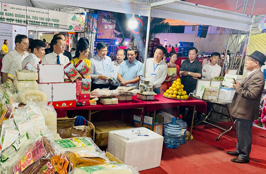 Nhiều chương trình xúc tiến thương mại được tổ chức giúp HTX mở rộng kết nối giao thương, phát triển thị trường. Ảnh: Vũ Thảo