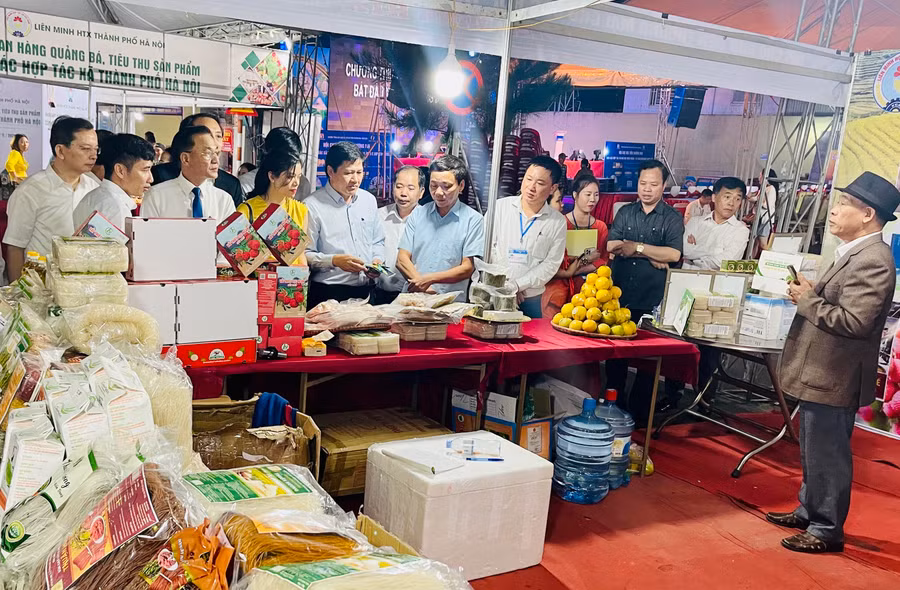 Nhiều chương trình xúc tiến thương mại được tổ chức giúp HTX mở rộng kết nối giao thương, phát triển thị trường. Ảnh: Vũ Thảo