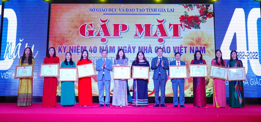 Chủ tịch UBND tỉnh Trương Hải Long (thứ 5 từ phải sang) và Trưởng ban Tuyên giáo Tỉnh ủy Huỳnh Thế Mạnh (thứ 5 từ trái sang) tặng bằng khen cho các cá nhân tiêu biểu. Ảnh: Mộc Trà