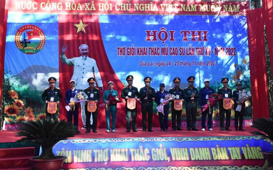 Ban tổ chức tặng cờ cho các đơn vị tham dự hội thi. Ảnh: Vĩnh Hoàng