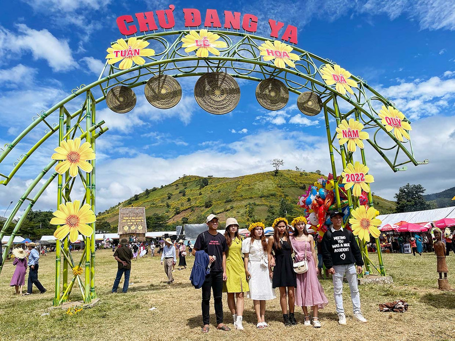 Tuần lễ hoa dã quỳ-núi lửa Chư Đang Ya thu hút đông đảo du khách đến tham quan. Ảnh: Hoàng Ngọc Tuần lễ hoa dã quỳ-núi lửa Chư Đang Ya thu hút đông đảo du khách đến tham quan. Ảnh: Hoàng Ngọc