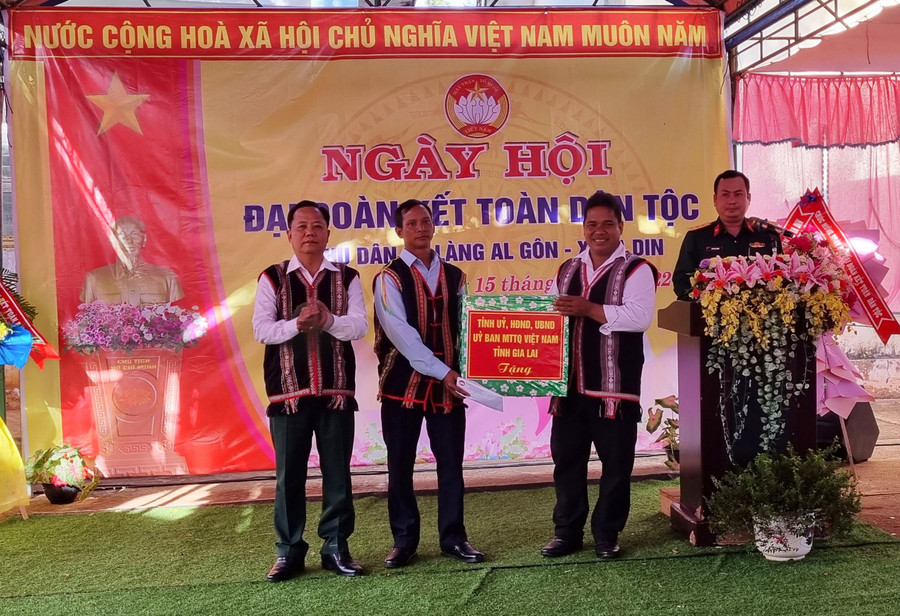 Đại tá Lê Kim Giàu-Ủy viên BTV Tỉnh ủy, Chỉ huy trưởng Bộ CHQS tỉnh Gia Lai tặng quà cho cán bộ và Nhân dân làng Al Gôn. Ảnh: Hà Phương