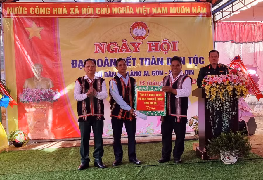 Đại tá Lê Kim Giàu-Ủy viên BTV Tỉnh ủy, Chỉ huy trưởng Bộ CHQS tỉnh Gia Lai tặng quà cho cán bộ và Nhân dân làng Al Gôn. Ảnh: Hà Phương