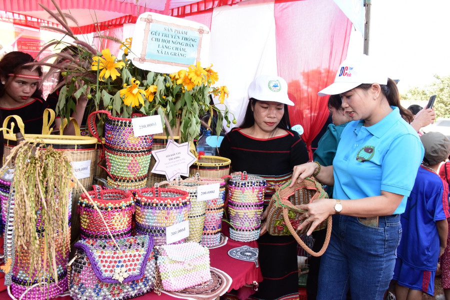 Một gian hàng sản phẩm truyền thống của làng Châm (xã Ia Grăng) thu hút sự chú ý của nhiều du khách. Ảnh: Đức Thụy Một gian hàng sản phẩm truyền thống của làng Châm (xã Ia Grăng) thu hút sự chú ý của nhiều du khách. Ảnh: Đức Thụy
