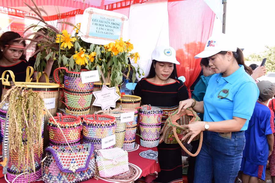 Một gian hàng sản phẩm truyền thống của làng Châm (xã Ia Grăng) thu hút sự chú ý của nhiều du khách. Ảnh: Đức Thụy Một gian hàng sản phẩm truyền thống của làng Châm (xã Ia Grăng) thu hút sự chú ý của nhiều du khách. Ảnh: Đức Thụy