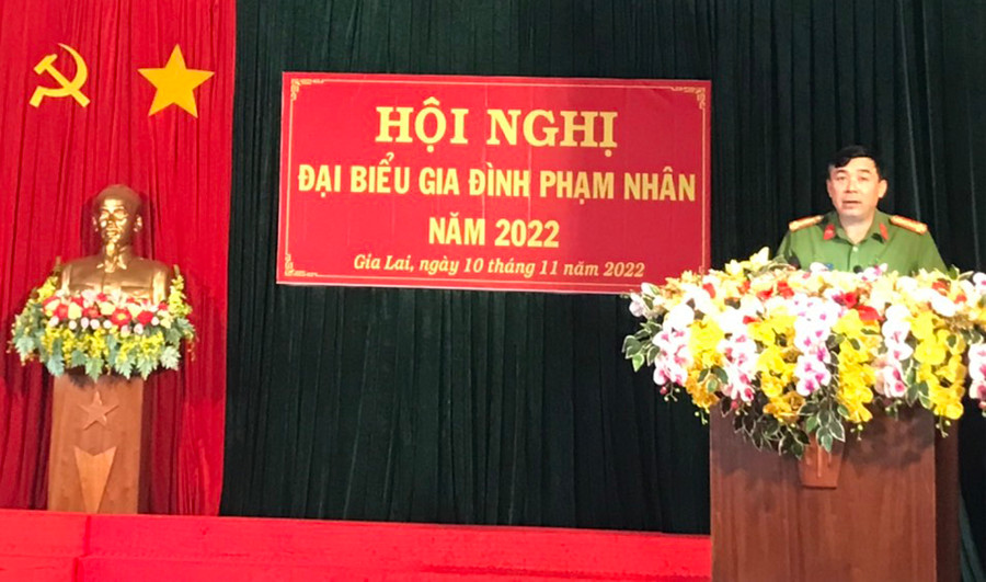 Đại tá Đào Ngọc Sỹ-Giám thị Trại giam Gia Trung phát biểu tại hội nghị. Ảnh: Hà Phương Đại tá Đào Ngọc Sỹ-Giám thị Trại giam Gia Trung phát biểu tại hội nghị. Ảnh: Hà Phương