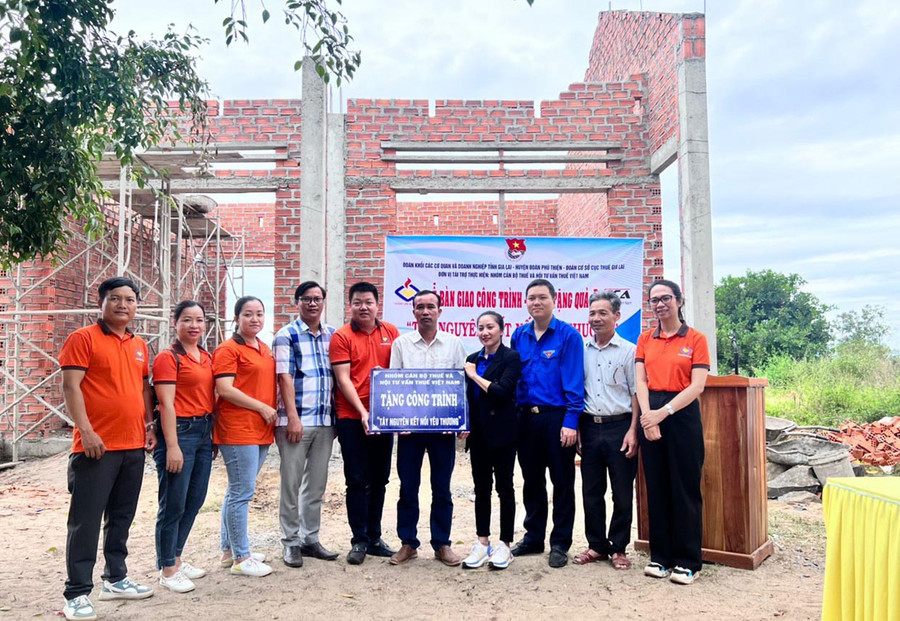 Đại diện Đoàn khối các Cơ quan và Doanh nghiệp tỉnh, Huyện Đoàn Chư Păh, Đoàn cơ sở Cục Thuế tỉnh, nhóm cán bộ Thuế và Hội Tư vấn thuế Việt Nam trao bảng tượng trưng kinh phí xây dựng 1 lớp học cho Trường Tiểu học Lê Lợi (xã Ia Sol, huyện Phú Thiện). Ảnh: Phan Lài Đại diện Đoàn khối các Cơ quan và Doanh nghiệp tỉnh, Huyện Đoàn Chư Păh, Đoàn cơ sở Cục Thuế tỉnh, nhóm cán bộ Thuế và Hội Tư vấn thuế Việt Nam trao bảng tượng trưng kinh phí xây dựng 1 lớp học cho Trường Tiểu học Lê Lợi (xã Ia Sol, huyện Phú Thiện). Ảnh: Phan Lài