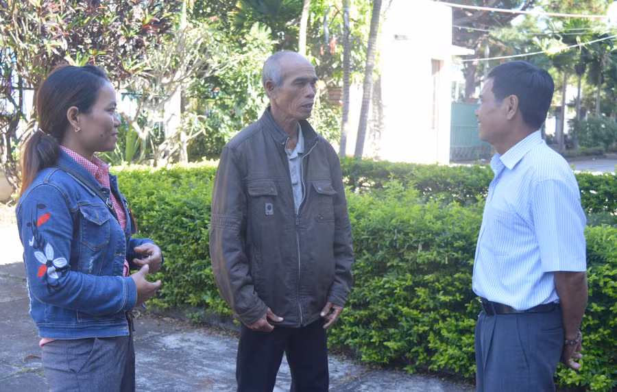 Các trưởng ban công tác mặt trận tiêu biểu toàn quốc trò chuyện sau hội nghị biểu dương. Ảnh: Anh Huy