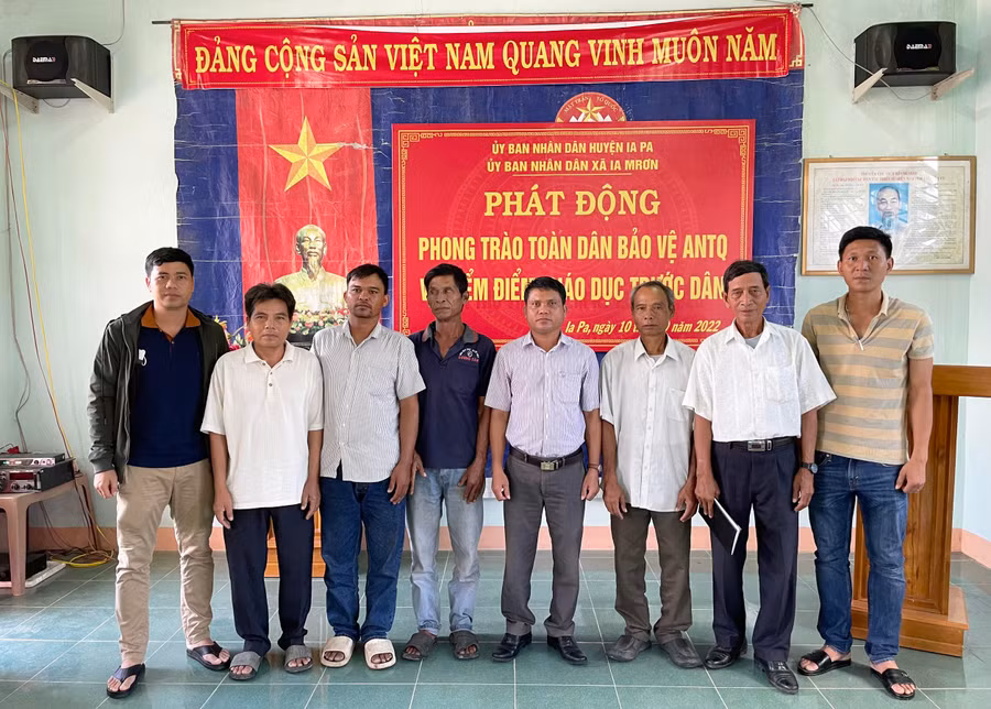 Ông Ksor Krok (thứ hai bìa phải) trong buổi tuyên truyền ngày 10-9-2022 tại thôn Ama Rin 2, xã Ia Mrơn, huyện Ia Pa. Ảnh: Thúy Trinh