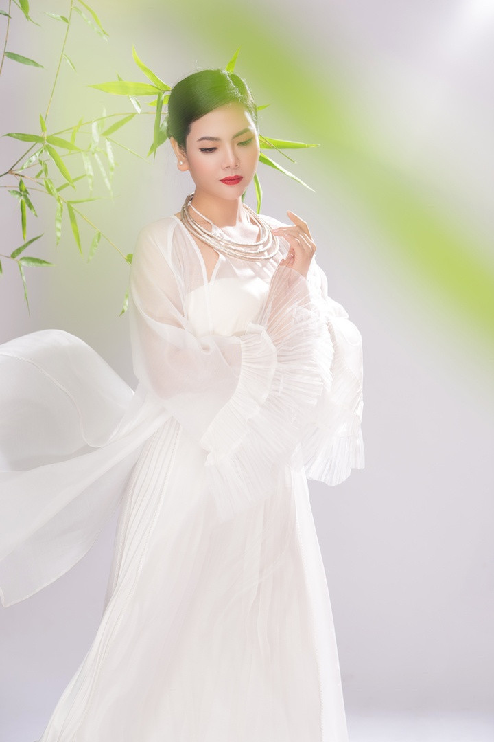 Lương Nguyệt Anh tâm sự cô không muốn đóng khung bản thân trong hình ảnh dịu dàng. Thay vào đó, nữ ca sĩ kết hợp hài hòa giữa nét truyền thống và hiện đại. Ảnh: Luke Nguyễn Lương Nguyệt Anh tâm sự cô không muốn đóng khung bản thân trong hình ảnh dịu dàng. Thay vào đó, nữ ca sĩ kết hợp hài hòa giữa nét truyền thống và hiện đại.