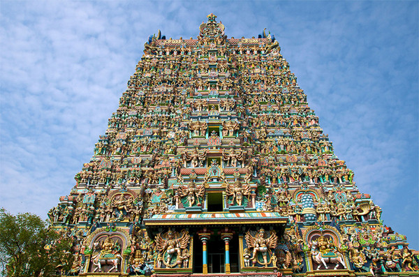 Đền Meenakshi Amman ở Đông Nam bang Tamil Nadu được trang trí bằng hàng trăm bức tượng tỉ mỉ và ấn tượng.