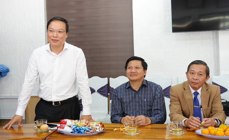 Chủ tịch UBND tỉnh Trương Hải Long gửi lời chúc mừng tốt đẹp nhất đến đội ngũ cán bộ quản lý, nhà giáo đang công tác Sở GD-ĐT nhân dịp 20-11. Ảnh: Mộc Trà