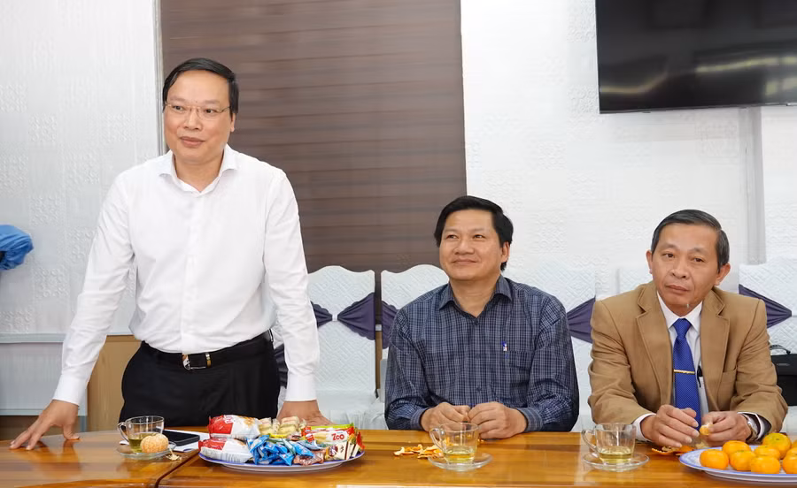 Chủ tịch UBND tỉnh Trương Hải Long gửi lời chúc mừng tốt đẹp nhất đến đội ngũ cán bộ quản lý, nhà giáo đang công tác Sở GD-ĐT nhân dịp 20-11. Ảnh: Mộc Trà