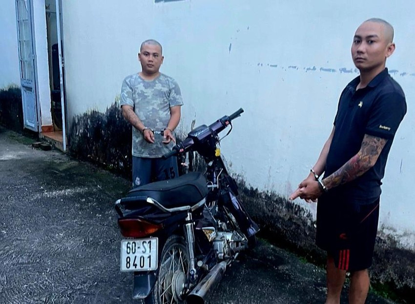 Hai thanh niên dùng dao đuổi phụ nữ để cướp xe. Ảnh: CA Hai thanh niên dùng dao đuổi phụ nữ để cướp xe. Ảnh: CA