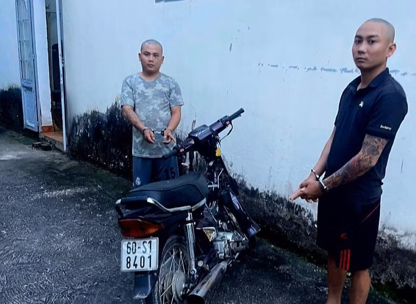 Hai thanh niên dùng dao đuổi phụ nữ để cướp xe. Ảnh: CA