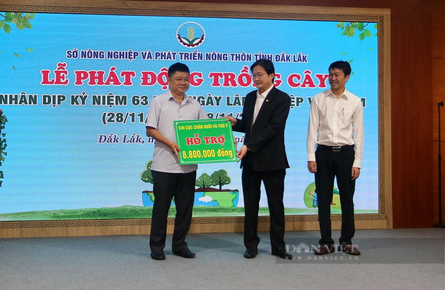 Trao bảng danh vị cho các đơn vị tài trợ trồng cây.