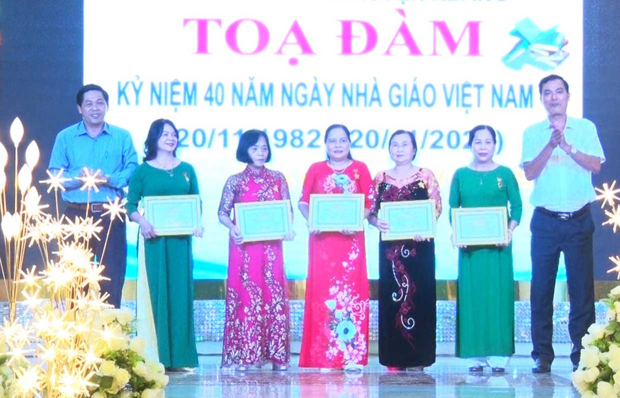Lãnh đạo Huyện ủy, UBND huyện Kbang trao Kỷ niệm chương Vì sự nghiệp Giáo dục cho 6 cá nhân. Ảnh: Hồng Hạnh  Trao Kỷ niệm chương Vì sự nghiệp Giáo dục cho 6 cá nhân. Ảnh: Hồng Hạnh