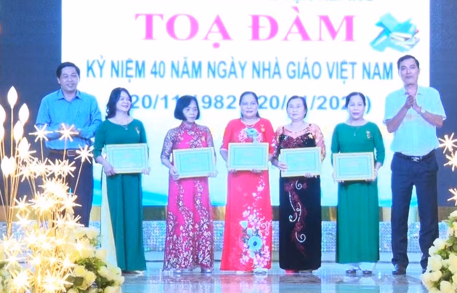  Trao Kỷ niệm chương Vì sự nghiệp Giáo dục cho 6 cá nhân. Ảnh: Hồng Hạnh