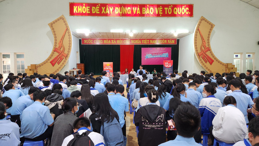 Hơn 400 học sinh Trường THPT Chuyên Hùng Vương tham gia chương trình tư vấn, hướng nghiệp năm học 2022-2023. Ảnh: Phan Lài