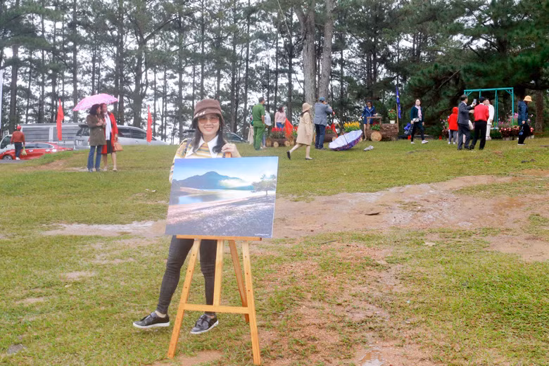  Du khách thích thú chụp ảnh với các tác phẩm ảnh về cỏ hồng