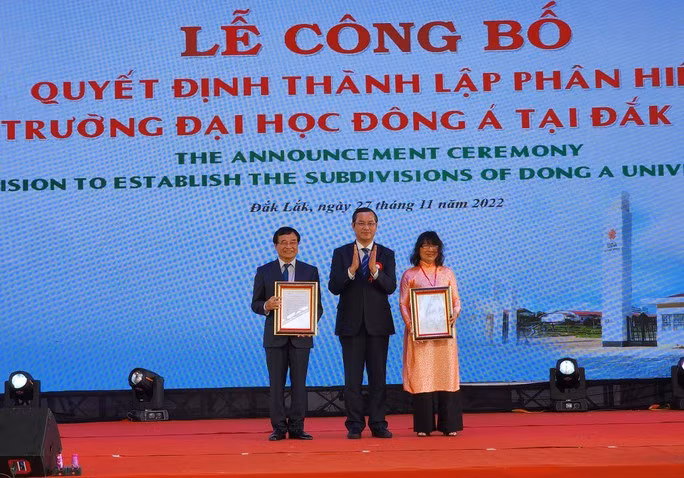  Thứ trưởng Bộ GD-ĐT Nguyễn Văn Phúc trao quyết định thành lập Phân hiệu Đại học Đông Á tại Đắk Lắk