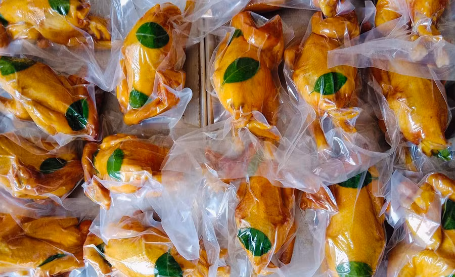 Gà ủ muối hoa tiêu của chị Nguyễn Tô Như Hảo được chọn từ loại gà chất lượng, được nuôi thả vườn. Ảnh Mai Ka