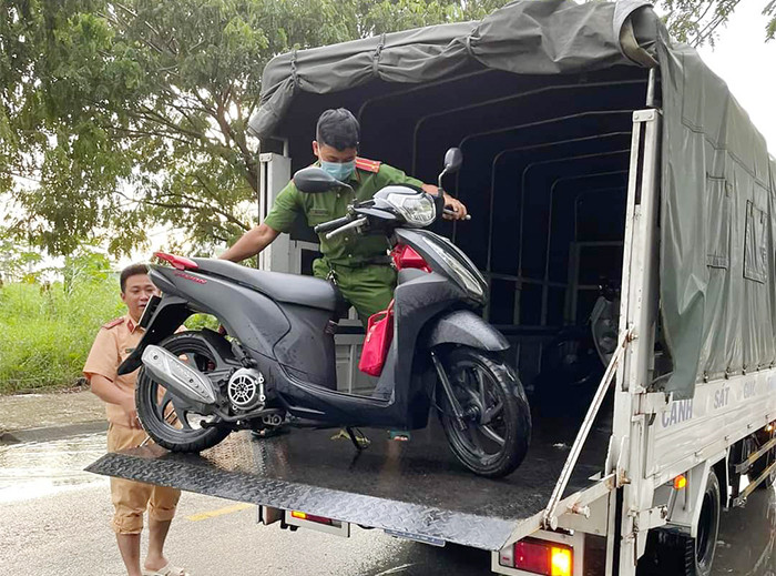 Cán bộ, chiến sĩ Công an hỗ trợ bà con đưa phương tiện đến nơi khô ráo. Cán bộ, chiến sĩ Công an hỗ trợ bà con đưa phương tiện đến nơi khô ráo.