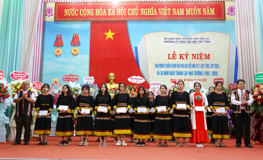 Ông Siu Trung (bìa trái)-Phó Chủ tịch Ủy ban MTTQ Việt Nam tỉnh và ông Trường Trung Tuyến (bìa phải)-Phó Ban Dân tộc tỉnh tặng học bổng cho các học sinh đạt thành tích xuất sắc trong học tập và rèn luyện. Ảnh: Mộc Trà