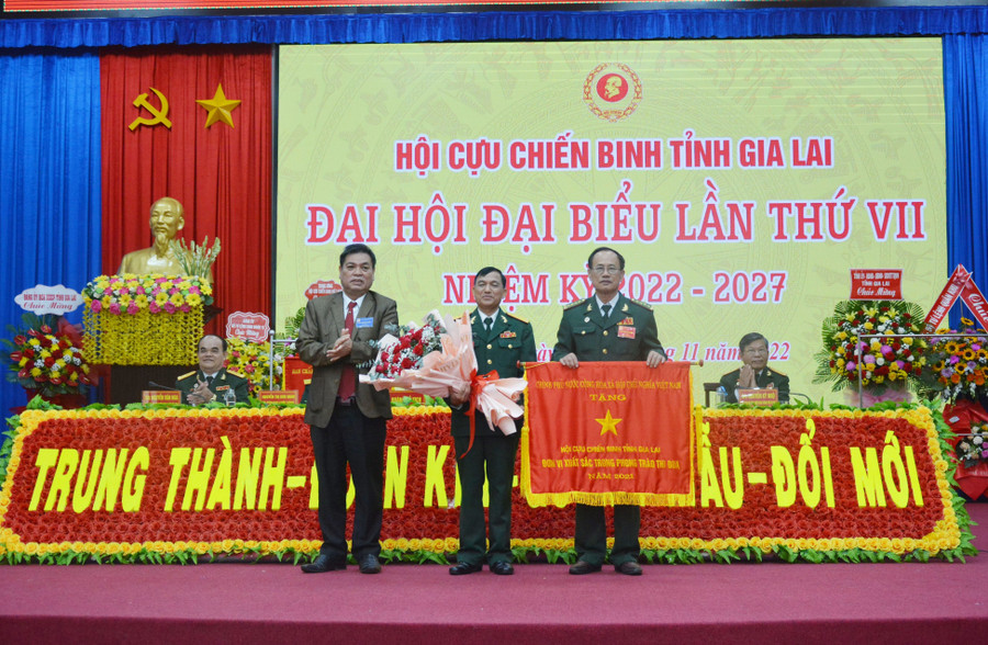 Ông Nay Hứ tái đắc cử Chủ tịch Hội Cựu chiến binh tỉnh Gia Lai nhiệm kỳ 2022-2027 ảnh 2 Phó Chủ tịch UBND tỉnh Kpă Thuyên thừa ủy quyền của Thủ tướng Chính phủ tặng Cờ thi đua của Thủ tướng Chính phủ cho Hội Cựu chiến binh tỉnh. Ảnh: Anh Huy