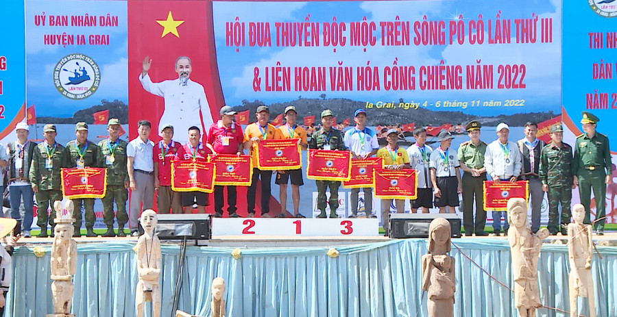 Trao giải Hội đua thuyền độc mộc trên sông Pô cô lần thứ III. Ảnh: Phương Lộc