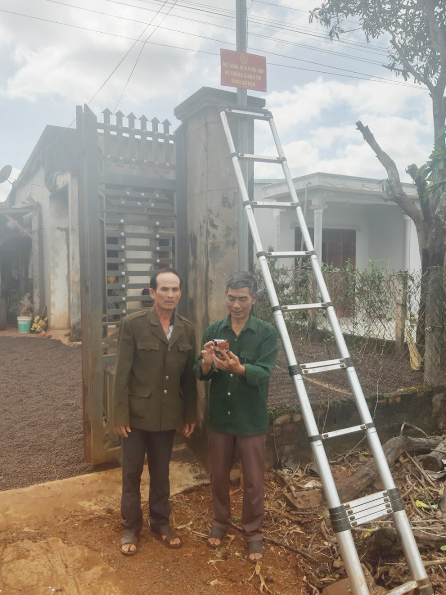 Hội CCB huyện Chư Pưh hỗ trợ lắp đặt camera an ninh ở thôn Dư Keo (xã Ia Hla). Ảnh: Phạm Ngọc Hội CCB huyện Chư Pưh hỗ trợ lắp đặt camera an ninh ở thôn Dư Keo (xã Ia Hla). Ảnh: Phạm Ngọc