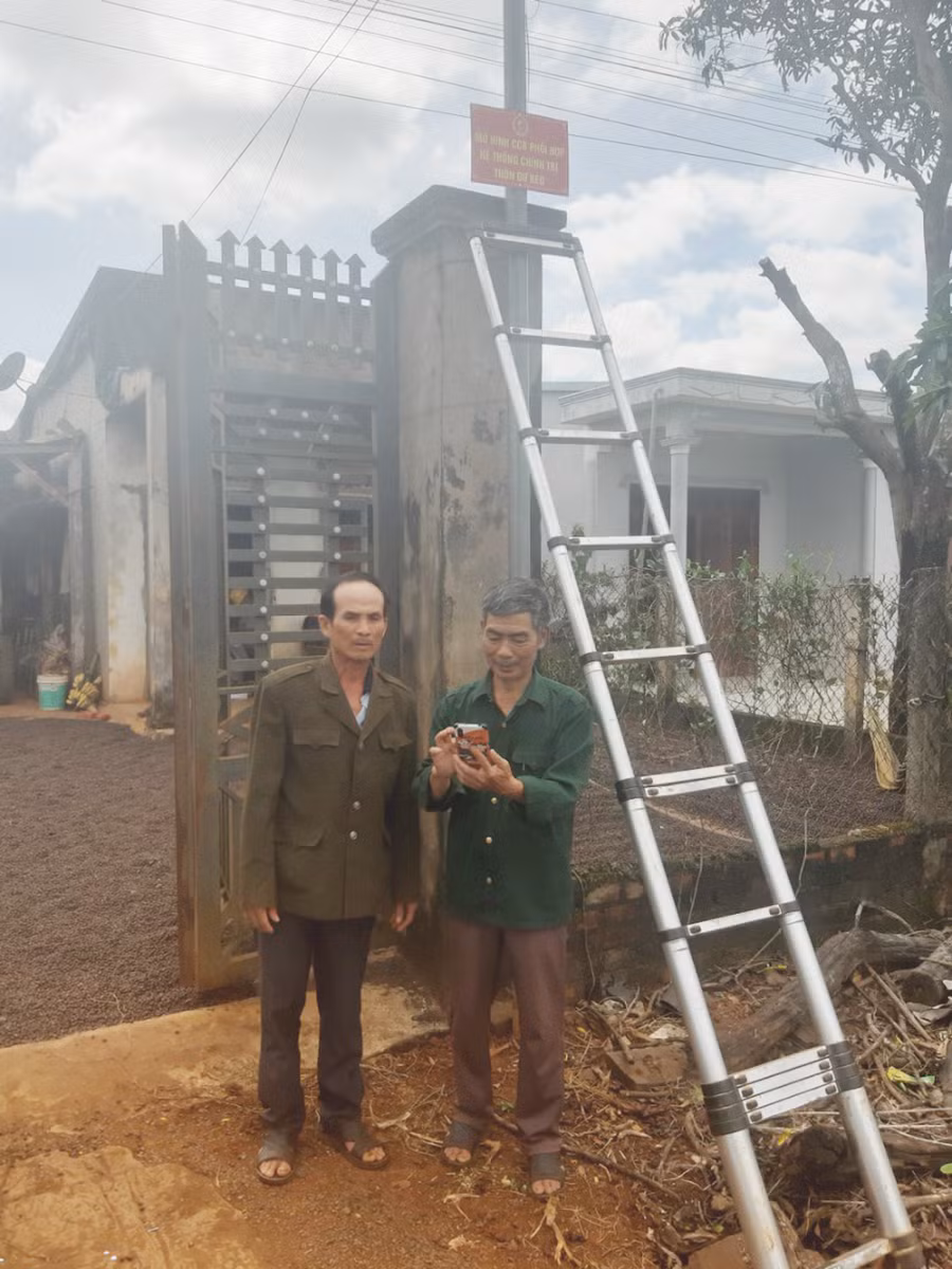 Hội CCB huyện Chư Pưh hỗ trợ lắp đặt camera an ninh ở thôn Dư Keo (xã Ia Hla). Ảnh: Phạm Ngọc