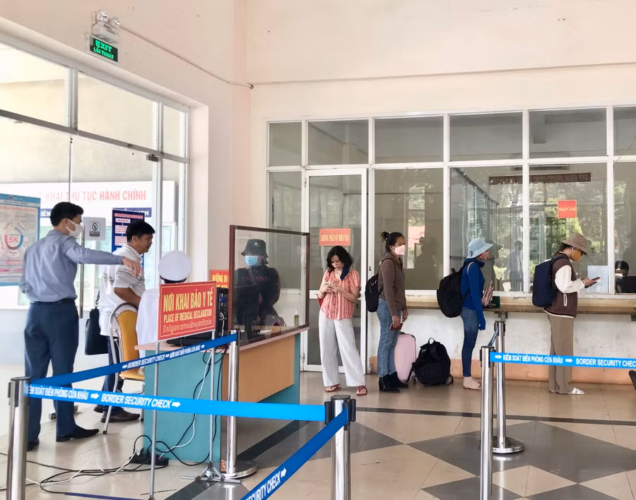 Đoàn công tác Viện Vệ sinh dịch tễ Tây Nguyên tiến hành kiểm tra, giám sát công tác phòng-chống dịch bệnh đậu mùa khỉ tại Cửa khẩu Quốc tế Lệ Thanh. Ảnh: Như Nguyện