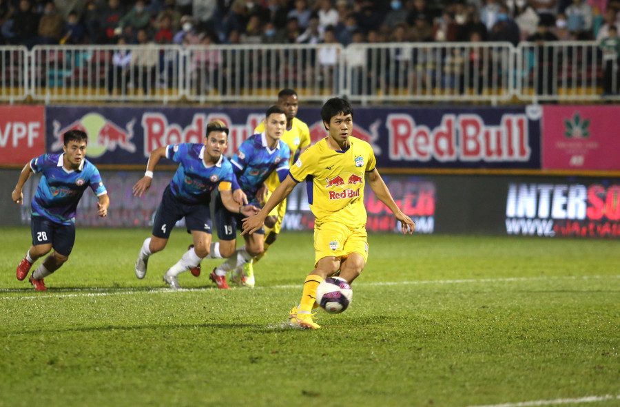 Cú sút panenka của Công Phượng bị chỉ trích là thiếu trách nhiệm. Ảnh: Văn Ngọc